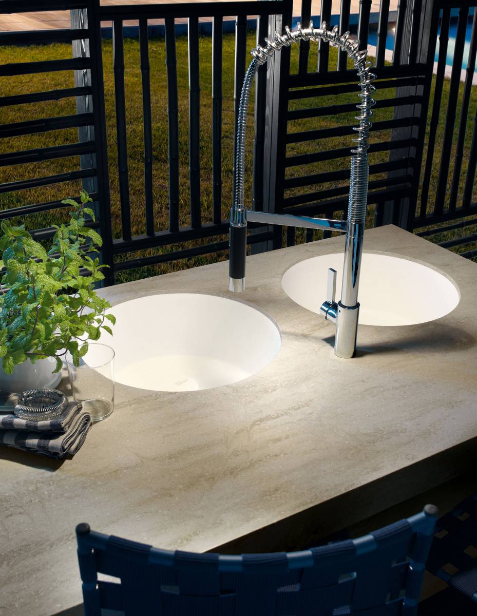 sites/ro-ro.corian.com/IMG/jpg/kitchen-surface-outdoor-charm-02-2.jpg